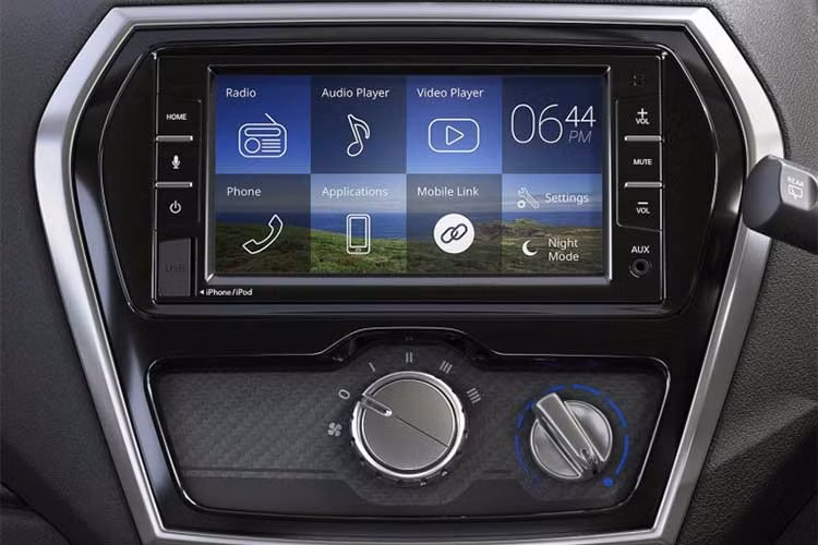 Các điểm đáng chú ý khác gồm hệ thống thông tin giải trí, màn hình LCD đa phương tiện với đa dạng kết nối... Tuy nhiên hàng ghế thứ 3 của xe tương đối nhỏ, các hàng ghế chỉnh dạng cơ. Xe cũng được trang bị hệ thống điều hoà, túi khí an toàn tiêu chuẩn phía trước...