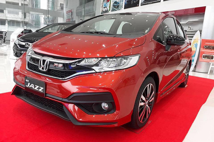 Theo thông tin từ phía các đại lý ôtô Honda Việt Nam, hiện họ đang âm thầm áp dụng các chương trình giảm giá dành cho khách hàng khi mua xe Honda Jazz với mức lên tới từ 60 đến 100 triệu đồng. M&#x8;ức giá niêm yết chính hãng ủa xe khi chưa giảm giá là; Jazz V có giá 544 triệu đồng, Jazz VX giá 594 triệu đồng và Jazz RS giá 624 triệu đồng.