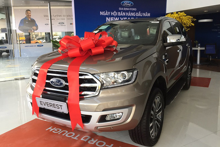 Mẫu xe Ford Everest cũng đang được các đại lý giảm giá ở tất cả các phiên bản với mức giảm từ 30 triệu đến 122 triệu đồng. Theo đó, Ford Everest bản Titanium và bản Trend được các đại lý giảm 30 triệu đồng tiền mặt; Ford Everest Ambiente bản số tự động giảm 108 triệu đồng, từ mức 1,052 tỷ đồng còn 945 triệu đồng; Ford Everest Ambiente phiên bản số sàn giảm giá tới 122 triệu đồng, từ 999 triệu còn 876 triệu đồng. 