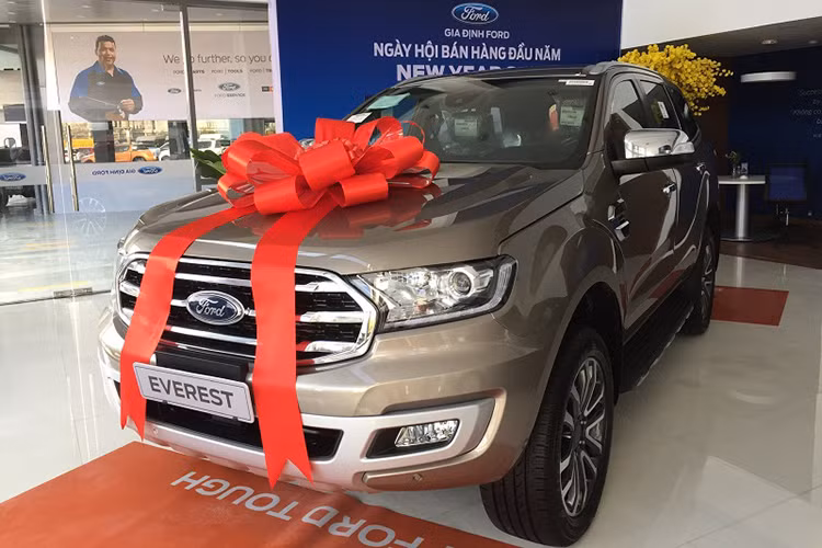 Mẫu xe Ford Everest cũng đang được các đại lý giảm giá ở tất cả các phiên bản với mức giảm từ 30 triệu đến 122 triệu đồng. Theo đó, Ford Everest bản Titanium và bản Trend được các đại lý giảm 30 triệu đồng tiền mặt; Ford Everest Ambiente bản số tự động giảm 108 triệu đồng, từ mức 1,052 tỷ đồng còn 945 triệu đồng; Ford Everest Ambiente phiên bản số sàn giảm giá tới 122 triệu đồng, từ 999 triệu còn 876 triệu đồng. 