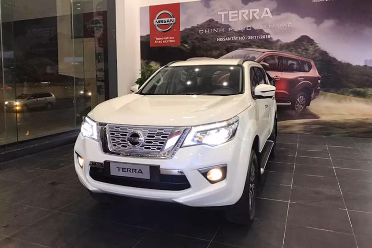 Mới đây, Nissan Việt Nam vừa điều chỉnh giá bán lẻ ôtô bằng việc giảm giá 28 triệu đồng cho khách mua mẫu SUV Terra V, giá bán từ 1,226 tỷ giảm còn 1,198 tỷ đồng; tặng 10 triệu đồng và đầu AVN cho khách mua Terra S; tặng 10 triệu đồng cùng bộ phụ kiện là camera hành trình, cửa sau tự động, đầu AVN cho khách mua mẫu Terra E.