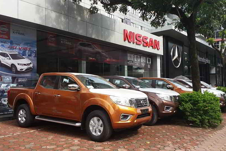 Ngoài ra, khách hàng mua xe bán tải Navara được Nissan Việt Nam hỗ trợ phí trước bạ đến 25 triệu đồng cùng quà tặng là bộ phụ kiện Premium R hoặc tặng 15 triệu đồng tiền mặt và hỗ trợ lệ phí trước bạ trị giá 20 triệu đồng, tùy theo phiên bản; các mẫu xe khác như X-Trail hay Sunny được tặng đầu AVN và thảm trải sàn, tùy vào mẫu xe và phiên bản…