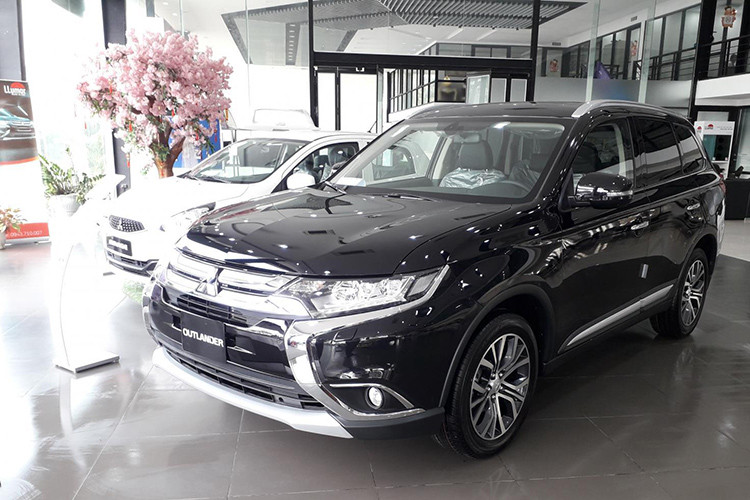 Mitsubishi Việt Nam phối hợp cùng các đại lý cũng tiếp tục ưu đãi cho khách hàng mua xe từ 15,5 – 51,5 triệu đồng đối với mẫu crossover Outlander, tùy đại lý và phiên bản. Đồng thời khuyến mại nắp thùng trị giá 23 triệu đồng hoặc Camera lùi trị giá 2 triệu đồng cho khách mua dòng xe bán tải New Triton 4×4 AT và New Triton 4×2 AT.