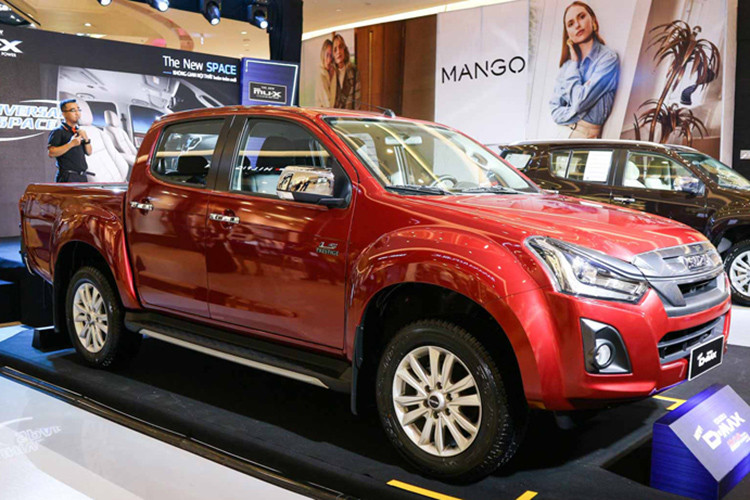 Isuzu Việt Nam cũng đang ưu đãi đến 70 triệu đồng cho khách mua xe bán tải D-MAX. Cụ thể, hãng giảm giá 30 triệu đồng cho khách hàng mua xe D-MAX LS PRESTIGE 4×4; giảm 51 triệu đồng cho D-MAX LS 4×2 MT; giảm 60 triệu cho D-MAX LS PRESTIGE 4×2 AT; và giảm đến 70 triệu đồng cho khách mua D-MAX LS PRESTIGE 4×4 MT.