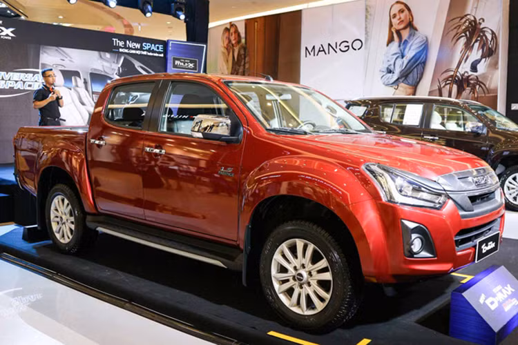 Isuzu Việt Nam cũng đang ưu đãi đến 70 triệu đồng cho khách mua xe bán tải D-MAX. Cụ thể, hãng giảm giá 30 triệu đồng cho khách hàng mua xe D-MAX LS PRESTIGE 4×4; giảm 51 triệu đồng cho D-MAX LS 4×2 MT; giảm 60 triệu cho D-MAX LS PRESTIGE 4×2 AT; và giảm đến 70 triệu đồng cho khách mua D-MAX LS PRESTIGE 4×4 MT.