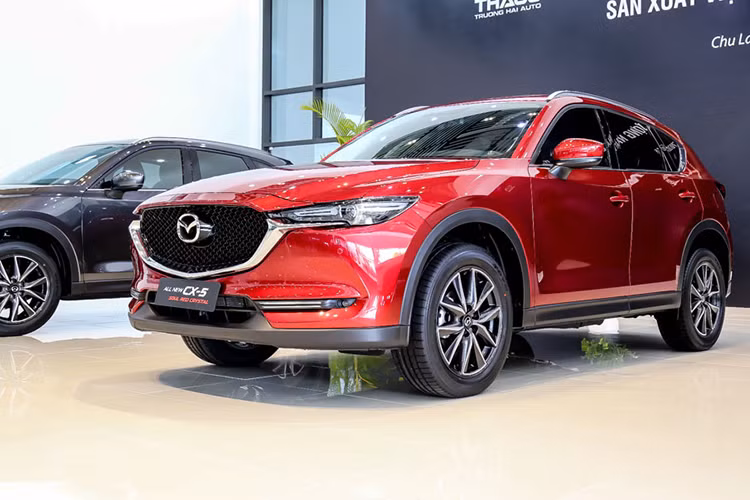 Không nằm ngoài cuộc chơi, Mazda Việt Nam ưu đãi đến 50 triệu đồng cho khách mua dòng CX-5 cho cả 3 phiên bản 2.0L và 2.5L, giá bán Mazda CX-5 2.0 chỉ còn 849 triệu đồng. Ngoài ra, khách hàng mua xe còn được tặng bộ phụ kiện giá trị gồm phim cách nhiệt, baga mui (giá nóc), ốp đèn sương mù viền LED, thảm lót sàn và túi cứu hộ...