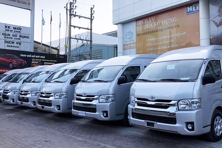 Ngoài ra, Toyota cũng giảm 169 triệu đồng cho khách mua Toyota Hiace nhập khẩu nguyên chiếc từ Thái Lan, giá bán xe chỉ còn 830 triệu đồng. Đáng chú ý, không chỉ Toyota Hiace, hàng loạt mẫu xe Toyota khác từ sản xuất lắp ráp cho tới nhập khẩu cũng đều được giảm giá kích cầu.