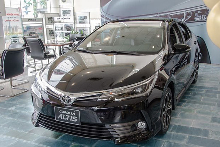 Toyota Corolla Altis 2019 dự kiến sẽ sớm trình diện khách hàng Việt trong vài tháng tới. Đây chính là lý do các đại lý bắt đầu chiến dịch dọn kho để đón bản mới về, áp mức giảm lên tới 80 triệu đồng cho bản hiện hành. Hiện tại, Altis đang được phân phối tại thị trường Việt Nam với 5 biến thể, giá niêm yết từ 697 triệu đồng đến 932 triệu đồng.