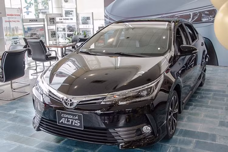 Toyota Corolla Altis 2019 dự kiến sẽ sớm trình diện khách hàng Việt trong vài tháng tới. Đây chính là lý do các đại lý bắt đầu chiến dịch dọn kho để đón bản mới về, áp mức giảm lên tới 80 triệu đồng cho bản hiện hành. Hiện tại, Altis đang được phân phối tại thị trường Việt Nam với 5 biến thể, giá niêm yết từ 697 triệu đồng đến 932 triệu đồng.