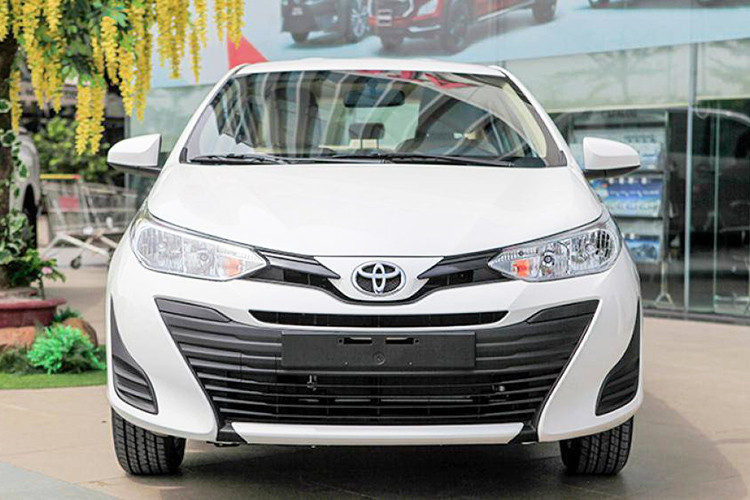 Theo đó, khách hàng thanh toán đầy đủ khi mua xe ToyotaVios phiên bản 1.5G CVT sẽ được nhận một năm bảo hiểm vật chất và camera lùi; khách hàng thanh toán đầy đủ khi mua Vios phiên bản 1.5E CVT và 1.5E MT sẽ được tặng gói phụ kiện chính hãng gồm đầu DVD, camera lùi và gói dịch vụ bọc da ghế.