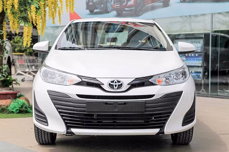 Theo đó, khách hàng thanh toán đầy đủ khi mua xe ToyotaVios phiên bản 1.5G CVT sẽ được nhận một năm bảo hiểm vật chất và camera lùi; khách hàng thanh toán đầy đủ khi mua Vios phiên bản 1.5E CVT và 1.5E MT sẽ được tặng gói phụ kiện chính hãng gồm đầu DVD, camera lùi và gói dịch vụ bọc da ghế.