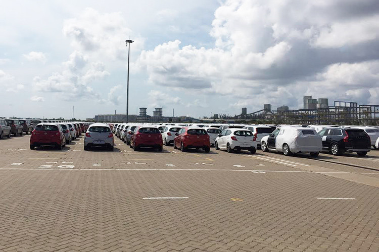 Về thiết kế, Honda Brio 2019 ghi điểm với cụm đèn pha góc cạnh, lưới tản nhiệt mạ crôm dày dặn, cửa cốp một nửa bằng kính, cụm đèn hậu vuốt sang 2 bên sắc sảo, ăng-ten nhỏ trên nóc. Ngoài ra, xe còn được trang bị bộ vành hợp kim 15 inch sơn 2 màu theo phong cách thể thao.