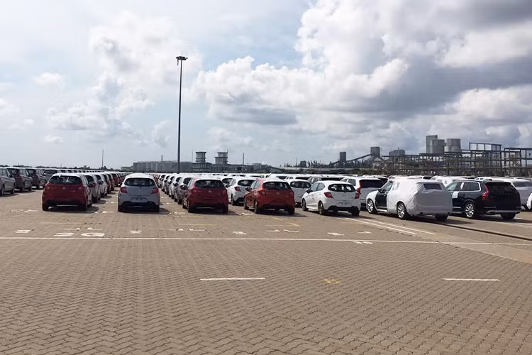 Về thiết kế, Honda Brio 2019 ghi điểm với cụm đèn pha góc cạnh, lưới tản nhiệt mạ crôm dày dặn, cửa cốp một nửa bằng kính, cụm đèn hậu vuốt sang 2 bên sắc sảo, ăng-ten nhỏ trên nóc. Ngoài ra, xe còn được trang bị bộ vành hợp kim 15 inch sơn 2 màu theo phong cách thể thao.