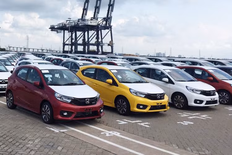 Trước đó, vào hồi tháng 3 đầu năm nay, cánh săn ảnh đã từng bắt gặp một chiếc Brio 2019 chạy thử trong sa hình thuộc khuôn viên nhà máy của Honda Việt Nam. Tuy nhiên, hiện vẫn chưa rõ khi nào hãng Honda sẽ giới thiệu Brio 2019 với người dùng Việt. Chỉ biết rằng, hiện các đại lý đã bắt đầu nhận đặt cọc cho mẫu xe này.