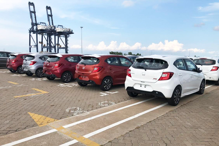 Dựa trên cơ sở gầm bệ của mẫu sedan cỡ nhỏ Amaze thế hệ thứ hai tại Ấn Độ, Honda Brio sở hữu chiều dài 3.815 mm, rộng 1.680 mm, cao 1.485 mm và chiều dài cơ sở 2.405 mm. So với Hyundai Grand i10 và Toyota Wigo có chiều dài cơ sở 2.455 mm, Honda Brio nhỏ hơn. Ngược lại, chiều dài cơ sở của xe nhỉnh hơn con số 2.400 mm của Kia Morning.