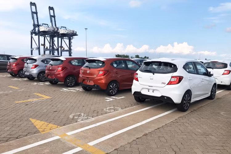 Dựa trên cơ sở gầm bệ của mẫu sedan cỡ nhỏ Amaze thế hệ thứ hai tại Ấn Độ, Honda Brio sở hữu chiều dài 3.815 mm, rộng 1.680 mm, cao 1.485 mm và chiều dài cơ sở 2.405 mm. So với Hyundai Grand i10 và Toyota Wigo có chiều dài cơ sở 2.455 mm, Honda Brio nhỏ hơn. Ngược lại, chiều dài cơ sở của xe nhỉnh hơn con số 2.400 mm của Kia Morning.