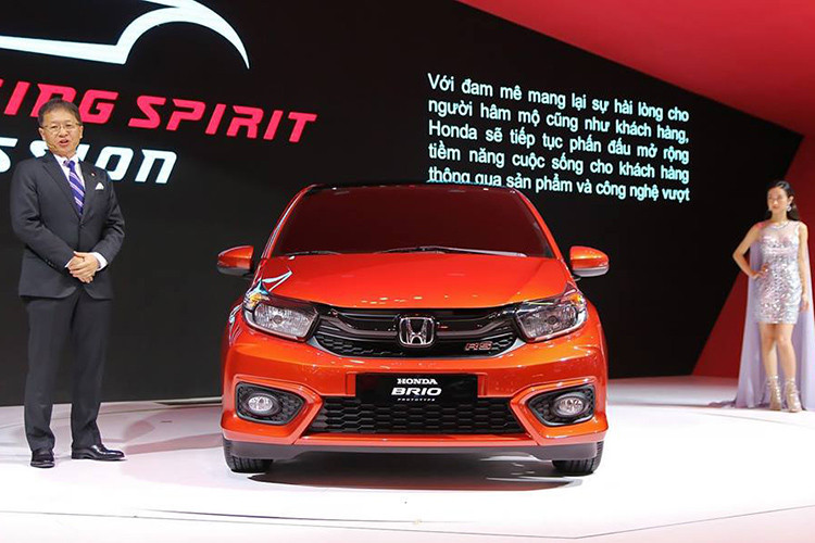 Theo các nhân viên tư vấn bán hàng của đại lý ôtô Honda hé lộ, mẫu xe Honda Brio 2019 tại Việt Nam không có phiên bản số sàn mà chỉ dùng hộp số biến thiên vô cấp CVT. Tại Việt Nam, giá xe Honda Brio 2019 dự kiến với 2 phiên bản là E và RS được bán ra dao động từ 380 - 420 triệu đồng.
