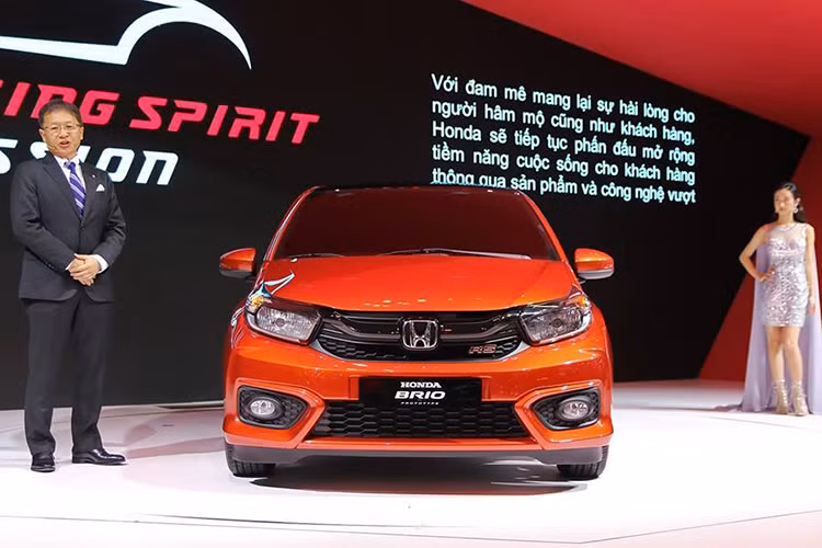 Theo các nhân viên tư vấn bán hàng của đại lý ôtô Honda hé lộ, mẫu xe Honda Brio 2019 tại Việt Nam không có phiên bản số sàn mà chỉ dùng hộp số biến thiên vô cấp CVT. Tại Việt Nam, giá xe Honda Brio 2019 dự kiến với 2 phiên bản là E và RS được bán ra dao động từ 380 - 420 triệu đồng.
