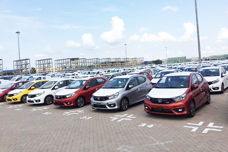 Bên trong xe xuất hiện mặt táp-lô theo phong cách Jazz. Phiên bản Việt Nam sẽ được trang bị ghế bọc nỉ, chìa khóa cơ nhưng chưa rõ màn hình trung tâm có xuất hiện hay không. Động cơ của Honda Brio 2019 là loại máy xăng i-VTEC 4 xi-lanh, dung tích 1,2 lít, sản sinh công suất tối đa 90 mã lực và mô-men xoắn cực đại 110 Nm.