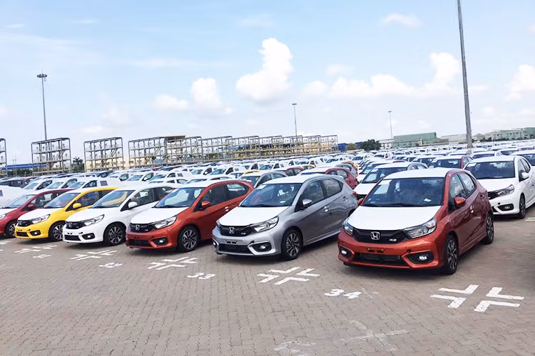 Bên trong xe xuất hiện mặt táp-lô theo phong cách Jazz. Phiên bản Việt Nam sẽ được trang bị ghế bọc nỉ, chìa khóa cơ nhưng chưa rõ màn hình trung tâm có xuất hiện hay không. Động cơ của Honda Brio 2019 là loại máy xăng i-VTEC 4 xi-lanh, dung tích 1,2 lít, sản sinh công suất tối đa 90 mã lực và mô-men xoắn cực đại 110 Nm.