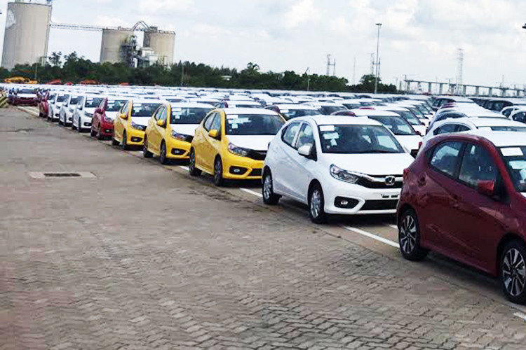 Ngoài ra, còn có một lô 196 xe Honda Brio 2019 mới nữa cũng đang trên đường đến cảng Hải Phòng. Qua hình ảnh chụp tại cảng Sài Gòn, có thể thấy những chiếc Brio 2019 mới về Việt Nam với đa dạng màu sắc khác nhau như trắng, đỏ và vàng.