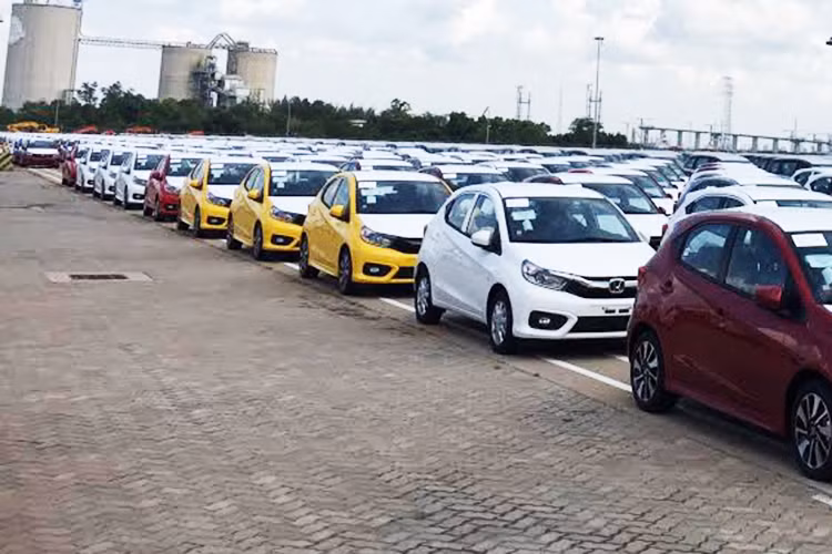 Ngoài ra, còn có một lô 196 xe Honda Brio 2019 mới nữa cũng đang trên đường đến cảng Hải Phòng. Qua hình ảnh chụp tại cảng Sài Gòn, có thể thấy những chiếc Brio 2019 mới về Việt Nam với đa dạng màu sắc khác nhau như trắng, đỏ và vàng.