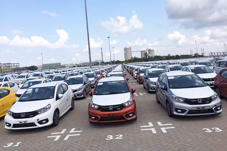 Mới đây, một lô xe giá rẻ Honda Brio 2019 đã chính thức cập cảng TP HCM, như vậy có thể thấy ngày ra mắt thị trường Việt của mẫu hatchback đô thị cỡ nhỏ này không còn xa. Được biết, lô xe Brio mới cập cảng khu vực phía Nam có số lượng khoảng 194 chiếc.