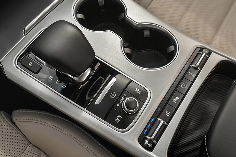 Cao cấp hơn là phiên bản Kia Stinger Premium 2.0T, phiên bản này sẽ được hãng xe hàn Quốc trang bị thêm một số tùy chỉnh với tính năng hiện đại hơn như đèn pha LED, cửa sổ trời, màn hình hiển thị 7 inch phía sau vô-lăng, màn hình giải trí 8 inch đặt tại trung tâm bảng điều khiển.