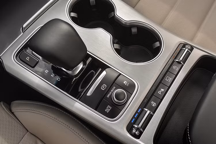 Cao cấp hơn là phiên bản Kia Stinger Premium 2.0T, phiên bản này sẽ được hãng xe hàn Quốc trang bị thêm một số tùy chỉnh với tính năng hiện đại hơn như đèn pha LED, cửa sổ trời, màn hình hiển thị 7 inch phía sau vô-lăng, màn hình giải trí 8 inch đặt tại trung tâm bảng điều khiển.