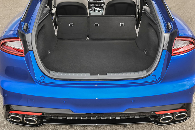 Tiếp đến là bản GT mạnh mẽ hơn với động cơ V6 3.3T, khối động cơ này cho công suất tối đa 365 mã lực, mô-men xoắn cực đại 509 Nm. Khả năng tăng tốc từ 0-100 km/h trong 5,1 giây và đạt vận tốc tối đa 269 km/h.