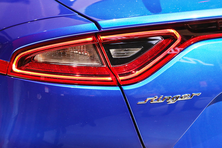 Là mẫu sedan thể thao nhưng Stinger lại sở hữu dáng vẻ của một chiếc coupe 4 cửa. Xe sở hữu kích thước dài x rộng lần lượt là 4.831 x 1.869, chiều dài cơ sở 2.905 mm. Diện mạo của mẫu xe mới nhà Kia ấn tượng với đường nét thiết kế sắc sảo, thể thao ở nhiều chi tiết ngoại thất.