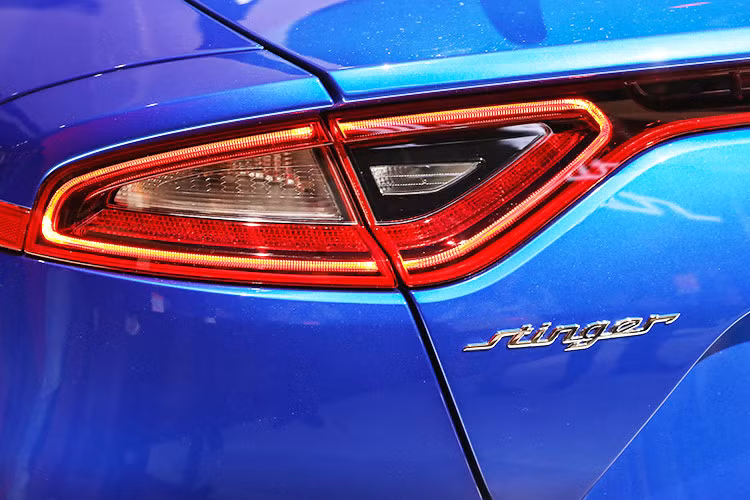 Là mẫu sedan thể thao nhưng Stinger lại sở hữu dáng vẻ của một chiếc coupe 4 cửa. Xe sở hữu kích thước dài x rộng lần lượt là 4.831 x 1.869, chiều dài cơ sở 2.905 mm. Diện mạo của mẫu xe mới nhà Kia ấn tượng với đường nét thiết kế sắc sảo, thể thao ở nhiều chi tiết ngoại thất.
