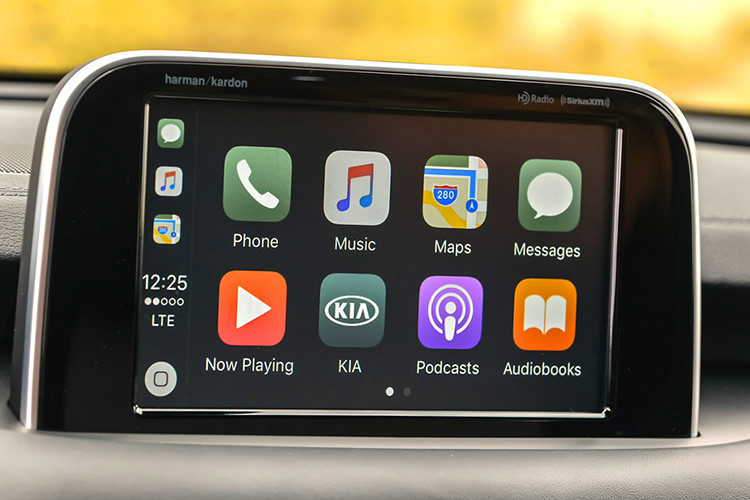 Ở phiên bản tiêu chuẩn, xe được trang bị khối động cơ 4 xi-lanh 2.0L tăng áp cho công suất tối đa 255 mã lực, mô-men xoắn cực đại 352 Nm. Hộp số tự động 8 cấp. Khách hàng có thể thêm tùy chọn hệ dẫn động 4 bánh toàn thời gian cho Kia Stinger mới với mức giá khoảng 2.200 USD.