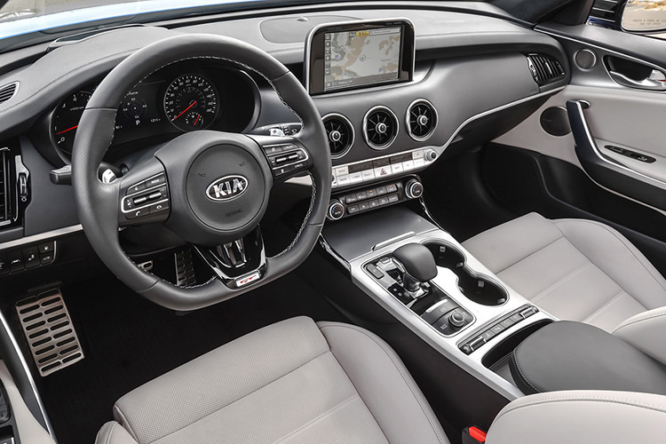 Được định vị ở phân khúc xe hạng sang, nội thất của Kia Stinger được trang bị nhiều tiện nghi đắt giá, ghế ngồi bọc da cao cấp, vô-lăng ba chấu bọc da tích hợp các nút điều khiển chức năng, hệ thống thông tin giải trí với màn hình cảm ứng 7 inch và dàn âm thanh 6 loa (phiên bản thường) hoặc dàn âm thanh 9 loa dành cho các phiên bản cao cấp.