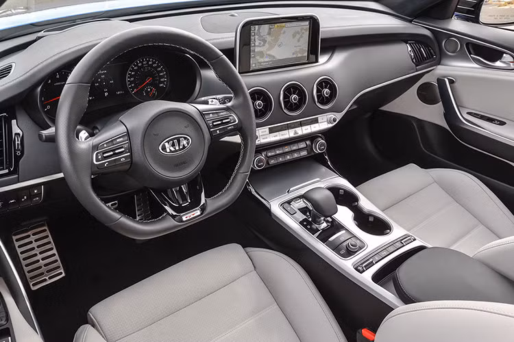 Được định vị ở phân khúc xe hạng sang, nội thất của Kia Stinger được trang bị nhiều tiện nghi đắt giá, ghế ngồi bọc da cao cấp, vô-lăng ba chấu bọc da tích hợp các nút điều khiển chức năng, hệ thống thông tin giải trí với màn hình cảm ứng 7 inch và dàn âm thanh 6 loa (phiên bản thường) hoặc dàn âm thanh 9 loa dành cho các phiên bản cao cấp.