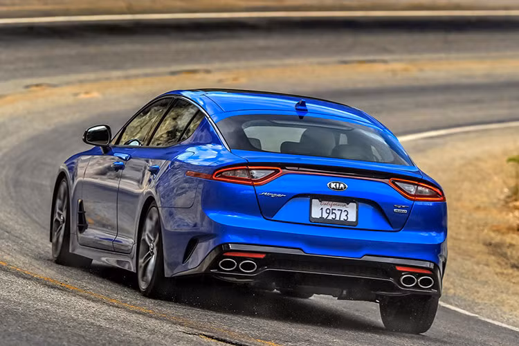 Kia Stinger 2018 tại thị trường Mỹ có tất cả 5 phiên bản khác nhau, đi kèm mức giá dao động từ 31.900 – 49.200 USD (tương đương từ 721 triệu đến 1,12 tỷ đồng). Như vậy, so với đối thủ cùng phân khúc là BMW 4-Series Gran Coupe, Kia Stinger sở hữu mức giá hấp dẫn hơn rất nhiều (rẻ hơn khoảng 11.000 USD – tương đương 248 triệu đồng).