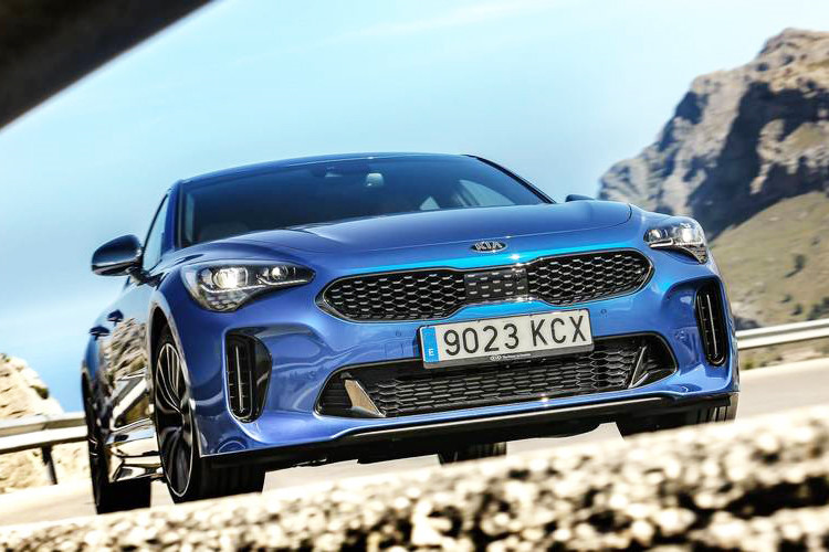 Giá xe Kia Stinger cũng có thể cao hơn một chút nếu được trang bị đầy đủ các tùy chọn (full option). Như vậy, Stinger 2018 chính là mẫu xe đắt nhất của hãng xe ôtô Kia tại thị trường Mỹ hiện nay, nó sẽ đối đầu trực tiếp với BMW 4-Series Gran coupe, Jaguar XE hay Audi A5 Sportback.