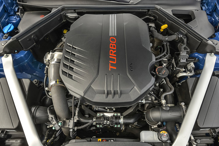 Cao cấp hơn là phiên bản GT1 3.3T và cao cấp nhất là GT2 3.3T được thiết kế đậm chất thể thao hơn, nội thất hiện đại hơn với việc sử dụng chất liệu cao cấp, các trang bị trên xe được đánh giá cao với màn hình hiển thị Head-up ở bản GT2, bộ vi sai chống trượt, hệ thống phanh khẩn cấp, hỗ trợ giữ làn, đèn pha tự động. 