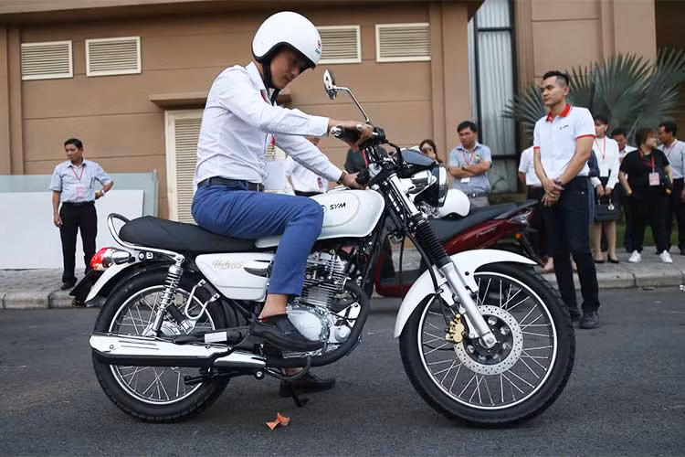 Hiện tại hãng xe máy SYM tại Việt Nam đã công bố giá bán Husky 125 Classic là 31,9 triệu đồng, đắt gần gấp đôi so với giá của mẫu xe này hồi 7 năm về trước. Dự kiến xe bắt đầu giao tới đại lý từ nay đến cuối tháng. Một số đại lý trong Nam ra giá 35,2 triệu đồng bao ra giấy tờ.