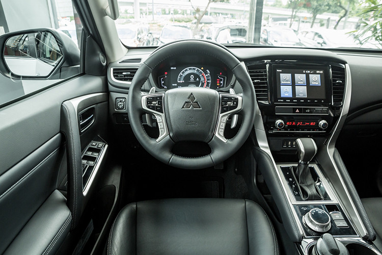 Triết lý 'Omotenashi” lấy khách hàng làm trung tâm được Mitsubishi ứng dụng trong thiết kế nội thất của Pajero Sport 2020 với những tính năng tiện ích cao cấp, thông minh nhằm mang đến những trải nghiệm ưu việt, thoải mái nhất cho khách hàng. Tổng thể khoang lái đầy ấn tượng với công nghệ hiện đại tiên tiến, nội thất Pajero Sport sang trọng nhưng không kém phần tinh tế, thanh lịch và hài hòa.
