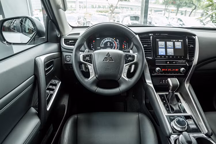 Triết lý 'Omotenashi” lấy khách hàng làm trung tâm được Mitsubishi ứng dụng trong thiết kế nội thất của Pajero Sport 2020 với những tính năng tiện ích cao cấp, thông minh nhằm mang đến những trải nghiệm ưu việt, thoải mái nhất cho khách hàng. Tổng thể khoang lái đầy ấn tượng với công nghệ hiện đại tiên tiến, nội thất Pajero Sport sang trọng nhưng không kém phần tinh tế, thanh lịch và hài hòa.