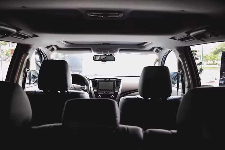 Hệ thống điều hòa tự động 2 vùng độc lập, với 2 giàn lạnh tích hợp cửa gió điều hòa cho hàng ghế thứ hai và hàng ghế thứ ba kèm chức năng làm sạch không khí Nano-e. Gương chiếu hậu chống chói tự động, giúp hạn chế ánh sáng phản xạ từ gương hậu chiếu tới tài xế, ngăn ngừa hiện tượng chói mắt vì đèn pha của xe phía sau. Cửa sổ trời, Camera toàn cảnh 360 hỗ trợ người lái dễ dàng quan sát trong các tình huống lùi, dừng và đỗ xe hoặc di chuyển trên đường đô thị đông đúc.