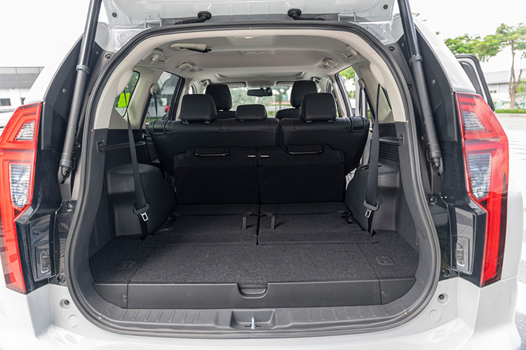 Đặc biệt, Pajero Sport 2020 còn được tích hợp thêm tính năng phanh tay điện tử tự động và chế độ giữ phanh tự động, giúp người lái nhàn nhã hơn trong quá trình vận hành. Các tiện nghi khác có thể kể đến như nút bấm khởi động, cảm biến bật tắt đèn chiếu sáng tự động, cảm biến gạt mưa tự động, tự động điều chỉnh độ cao đèn chiếu sáng... tất cả đều góp phần mang đến một trải nghiệm đầy tiện dụng và đẳng cấp cho các khách hàng. 