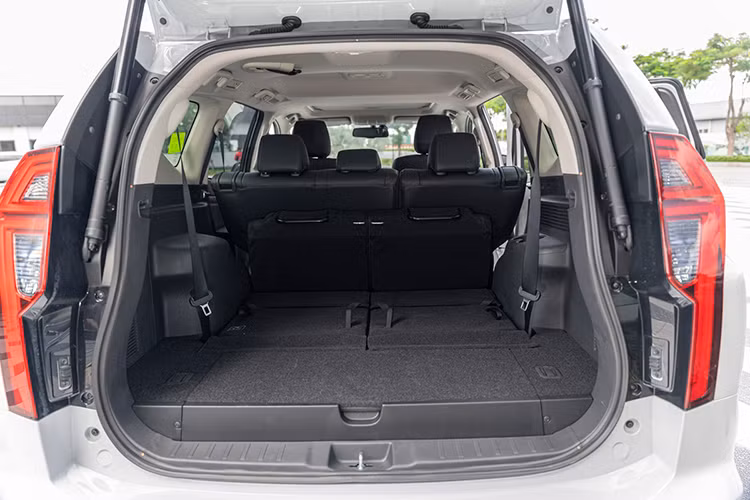 Đặc biệt, Pajero Sport 2020 còn được tích hợp thêm tính năng phanh tay điện tử tự động và chế độ giữ phanh tự động, giúp người lái nhàn nhã hơn trong quá trình vận hành. Các tiện nghi khác có thể kể đến như nút bấm khởi động, cảm biến bật tắt đèn chiếu sáng tự động, cảm biến gạt mưa tự động, tự động điều chỉnh độ cao đèn chiếu sáng... tất cả đều góp phần mang đến một trải nghiệm đầy tiện dụng và đẳng cấp cho các khách hàng. 