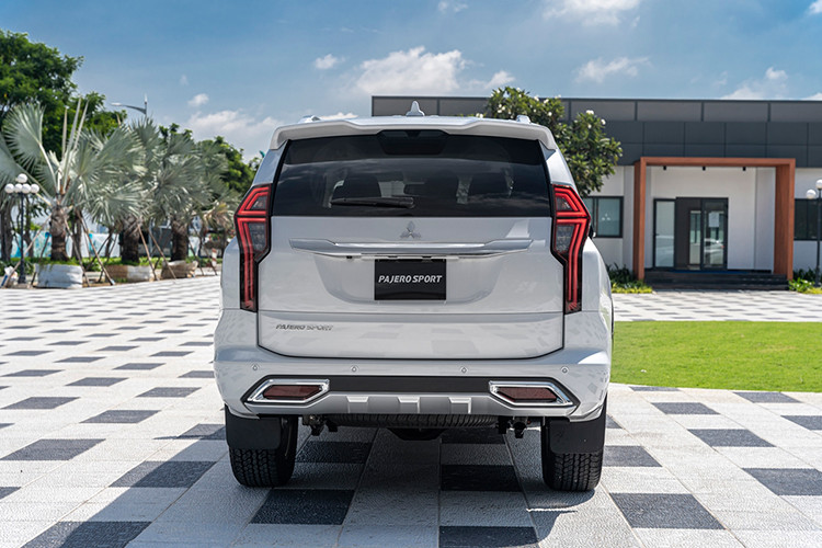 Về khả năng vận hành, do là bản nâng cấp giữa vòng đời nên động cơ của Mitsubishi Pajero Sport 2020 không có gì thay đổi. Bên dưới nắp ca-pô vẫn là máy dầu Diesel Mivec dung tích 2.4L cho công suất tối đa 178 mã lực và mô-men xoắn cực đại lên tới 430 Nm. Hệ dẫn động vẫn chia làm 2 loại 1 cầu và 2 cầu như trước đây nhưng ở lần nâng cấp này, Mitsubishi Pajero Sport 2020 được bổ sung thêm khóa vi sai cầu sau.