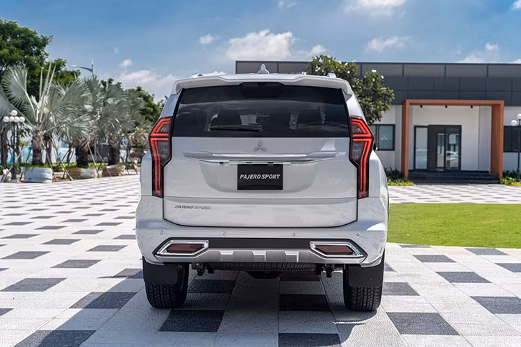 Về khả năng vận hành, do là bản nâng cấp giữa vòng đời nên động cơ của Mitsubishi Pajero Sport 2020 không có gì thay đổi. Bên dưới nắp ca-pô vẫn là máy dầu Diesel Mivec dung tích 2.4L cho công suất tối đa 178 mã lực và mô-men xoắn cực đại lên tới 430 Nm. Hệ dẫn động vẫn chia làm 2 loại 1 cầu và 2 cầu như trước đây nhưng ở lần nâng cấp này, Mitsubishi Pajero Sport 2020 được bổ sung thêm khóa vi sai cầu sau.