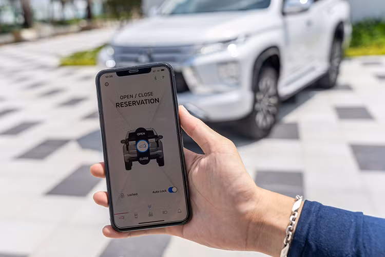 Xe cũng được trang bị ứng dụng điều khiển từ xa Mitsubishi thông qua điện thoại thông minh với hai hệ điều hành Android™ và iOS™ và đồng hồ thông minh Apple Watch™. Ứng dụng giúp người dùng có thể tìm vị trí xe trong bãi đậu xe, mở cốp xe từ xa một cách dễ dàng hay đặt trạng thái chờ mở cốp giúp việc mở cốp thuận tiện đến mức không cần thao tác đá chân, ngoài ra ứng dụng còn có thể hiển thị các thông tin tiết kiệm nhiên liệu, lượng nhiên liệu và nhắc nhở trạng thái của xe: người lái quên khóa cửa xe hay kính cửa sổ chưa được đóng kín...