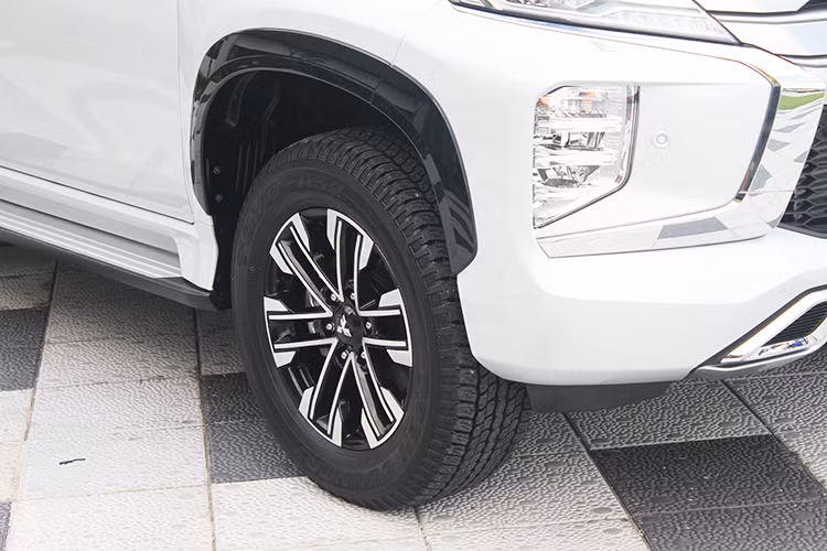 Đặc biệt, Pajero Sport 2020 mới được trang bị thêm ăng-ten vây cá hiện đại và cánh lướt gió thể thao thiết kế mới mang lại sự hài hòa và hiện đại. Hệ thống treo vững chãi kết hợp khoảng sáng gầm xe cao 218mm cho phép xe dễ dàng vượt qua những địa hình khó. Trong khi đó, bán kính quay vòng tối thiểu 5,6m, nhỏ nhất trong phân khúc cũng là một điểm cộng đáng kể, bán kính quay vòng nhỏ giúp xe linh hoạt hơn khi di chuyển trong nội thành chật hẹp...
