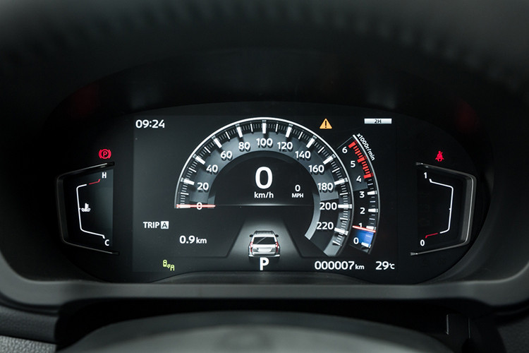 Màn hình giải trí 8-inches với giao diện thân thiện cùng khả năng kết nối nhiều giao thức khác nhau như: Android Auto™ và Apple CarPlay™ mang đến khả năng giải trí không giới hạn. Ngoài ra, màn hình này còn có thể kết nối và cho phép hiển thị thông tin đến màn hình đồng hồ kỹ thuật số giúp người lái có thể quan sát các thông tin dễ dàng, tăng khả năng tập trung khi điều khiển xe. Vô lăng tích hợp nút điều chỉnh đa thông tin, âm thanh, đàm thoại rảnh tay và ra lệnh bằng giọng nói,...