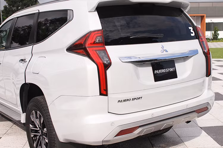Hệ thống rửa đèn chiếu sáng được trang bị trên Pajero Sport 2020 sẽ giúp loại bỏ bụi bẩn và bùn đất bám trên đèn, từ đó duy trì hiệu quả chiếu sáng tối đa, giúp người lái có khả năng quan sát tốt nhất, đảm bảo an toàn. Cụm đèn hậu với thiết kế mới đẹp mắt tích hợp công nghệ LED giúp tăng thêm vẻ cuốn hút và nhận diện đặc trưng cho mẫu SUV mới này.